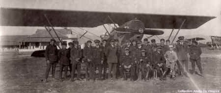 Meknes 1929 la 8ème escadrille avantl'arrivee de 4 pilotes de renfort.JPG (101405 octets)