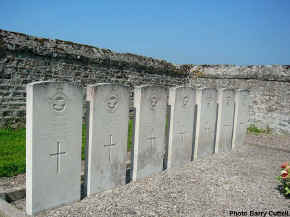 2Villeneuve_en_Montagne_C_C_7_burials.JPG (93759 octets)