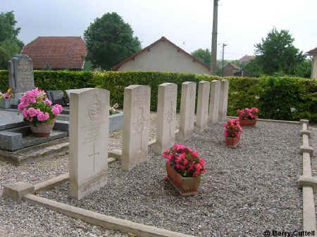 Herbisse Chyd - 7 burials in one row.jpg (95159 octets)